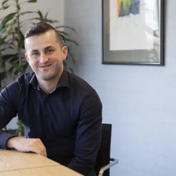 Dennis begon als stagiair bij Moore MKW en werkt nu fulltime in de accountancy
